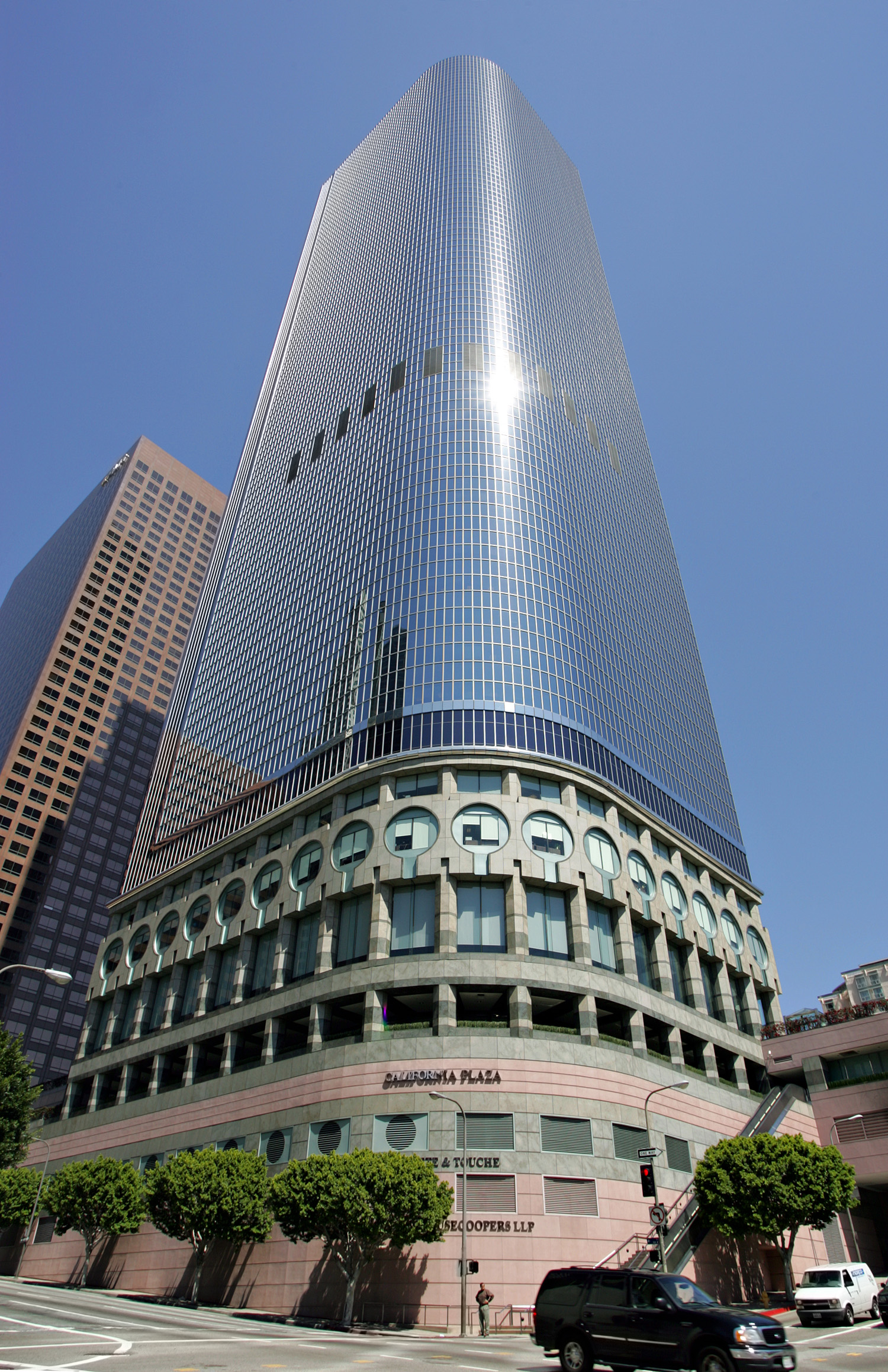 Two California Plaza, Los Angeles - View from South Olive Street. © Mathias Beinling